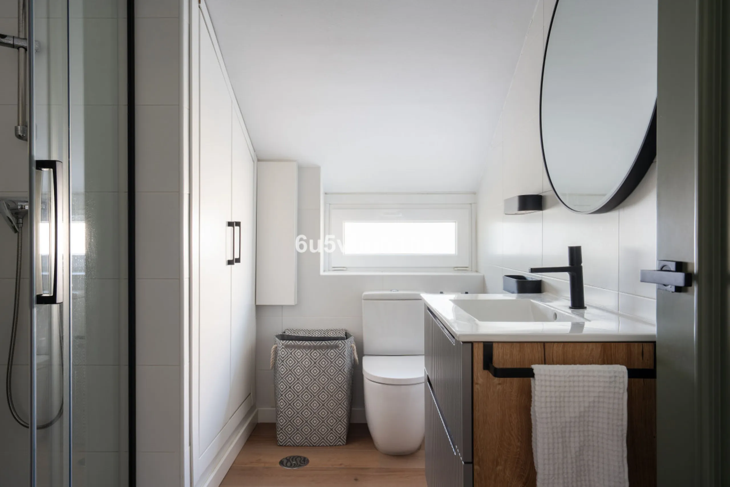 Discover a rare opportunity to own two beautifully designed homes combined on one generous plot in the heart of Vélez-Málaga — complete with private parking, a swimming pool, extensive entertainment areas, and a substantial commercial premise generating €