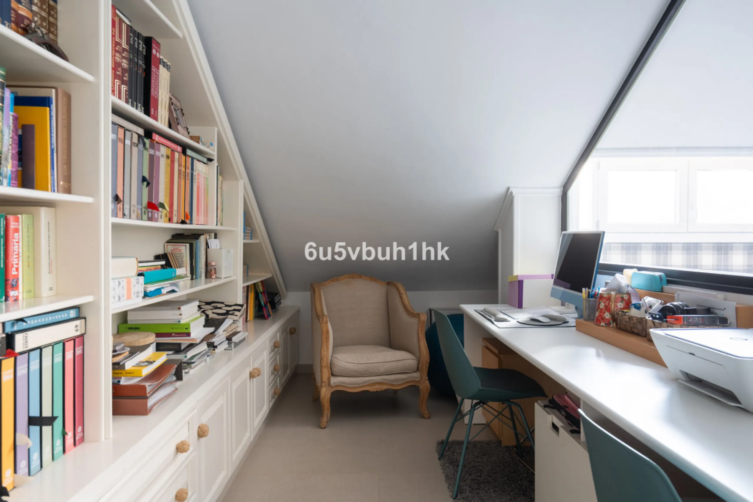 Discover a rare opportunity to own two beautifully designed homes combined on one generous plot in the heart of Vélez-Málaga — complete with private parking, a swimming pool, extensive entertainment areas, and a substantial commercial premise generating €