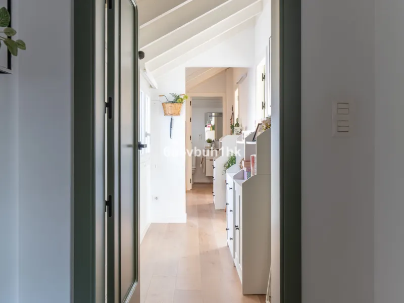 Discover a rare opportunity to own two beautifully designed homes combined on one generous plot in the heart of Vélez-Málaga — complete with private parking, a swimming pool, extensive entertainment areas, and a substantial commercial premise generating €