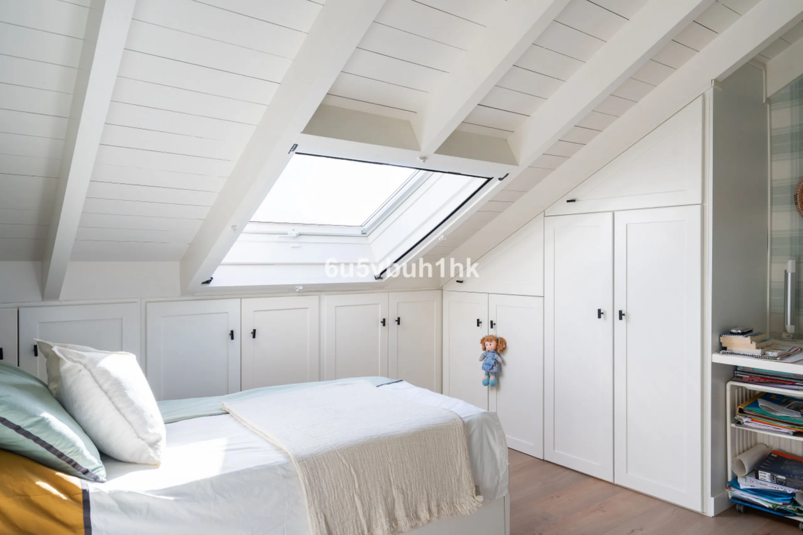 Discover a rare opportunity to own two beautifully designed homes combined on one generous plot in the heart of Vélez-Málaga — complete with private parking, a swimming pool, extensive entertainment areas, and a substantial commercial premise generating €