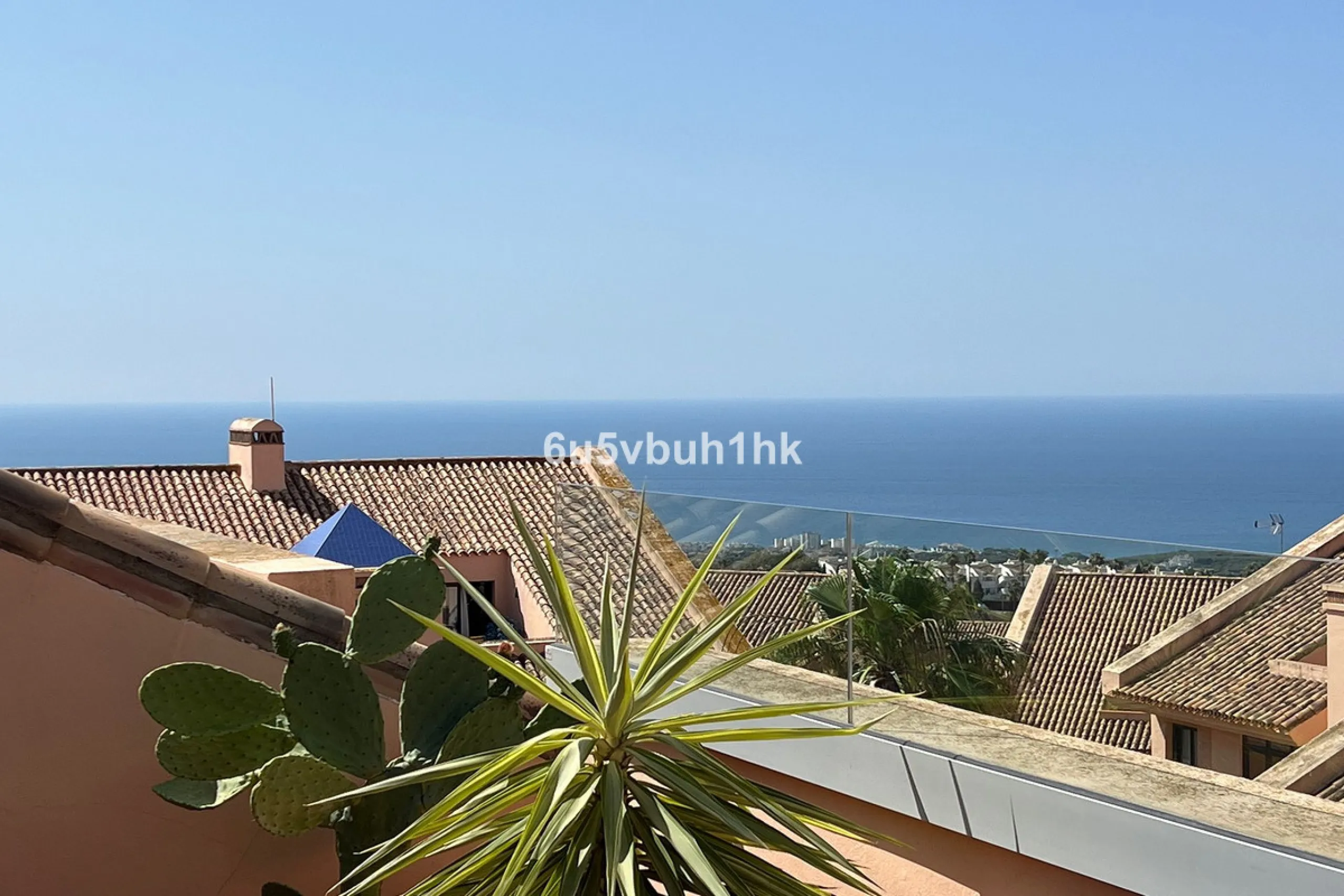 Discover this spectacular duplex penthouse located in the upper area of Calahonda, a quiet residential zone just 25 minutes from Málaga and 15 minutes from Marbella.