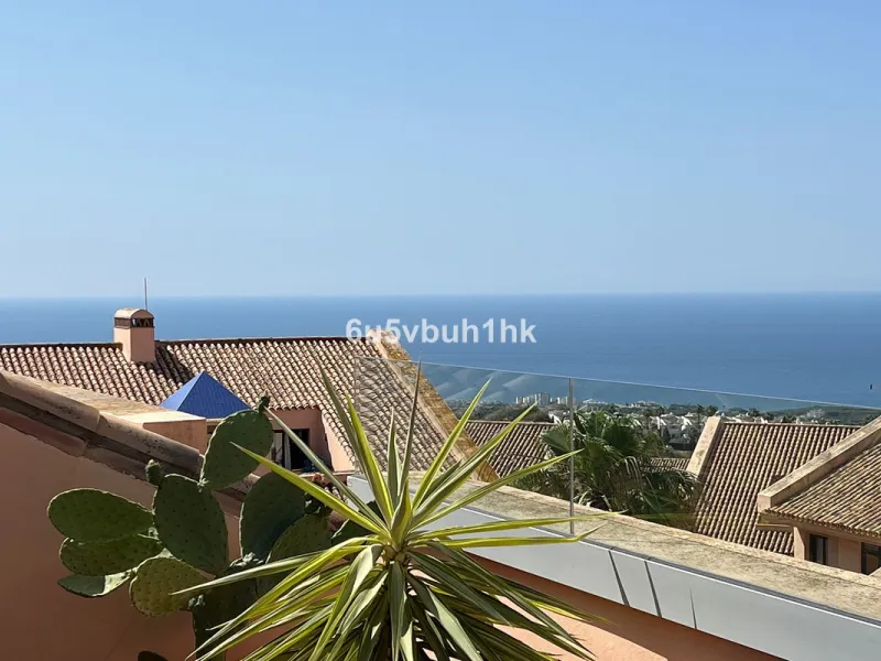 Discover this spectacular duplex penthouse located in the upper area of Calahonda, a quiet residential zone just 25 minutes from Málaga and 15 minutes from Marbella.