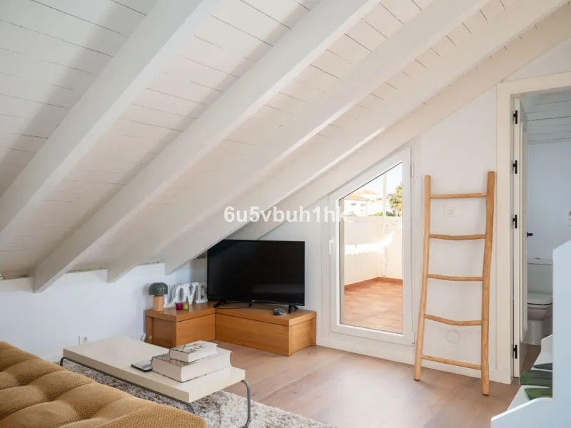 Discover a rare opportunity to own two beautifully designed homes combined on one generous plot in the heart of Vélez-Málaga — complete with private parking, a swimming pool, extensive entertainment areas, and a substantial commercial premise generating €