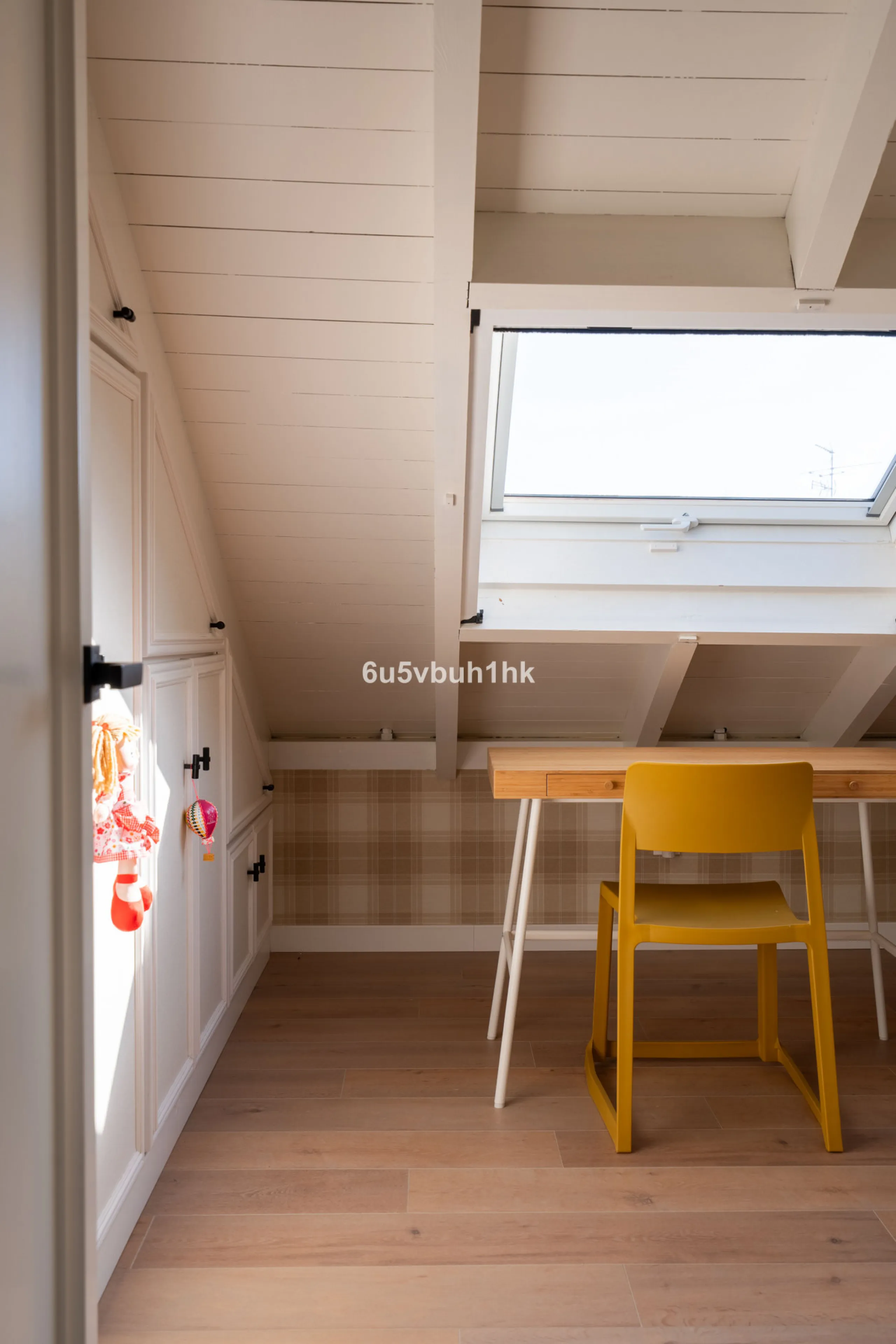 Discover a rare opportunity to own two beautifully designed homes combined on one generous plot in the heart of Vélez-Málaga — complete with private parking, a swimming pool, extensive entertainment areas, and a substantial commercial premise generating €