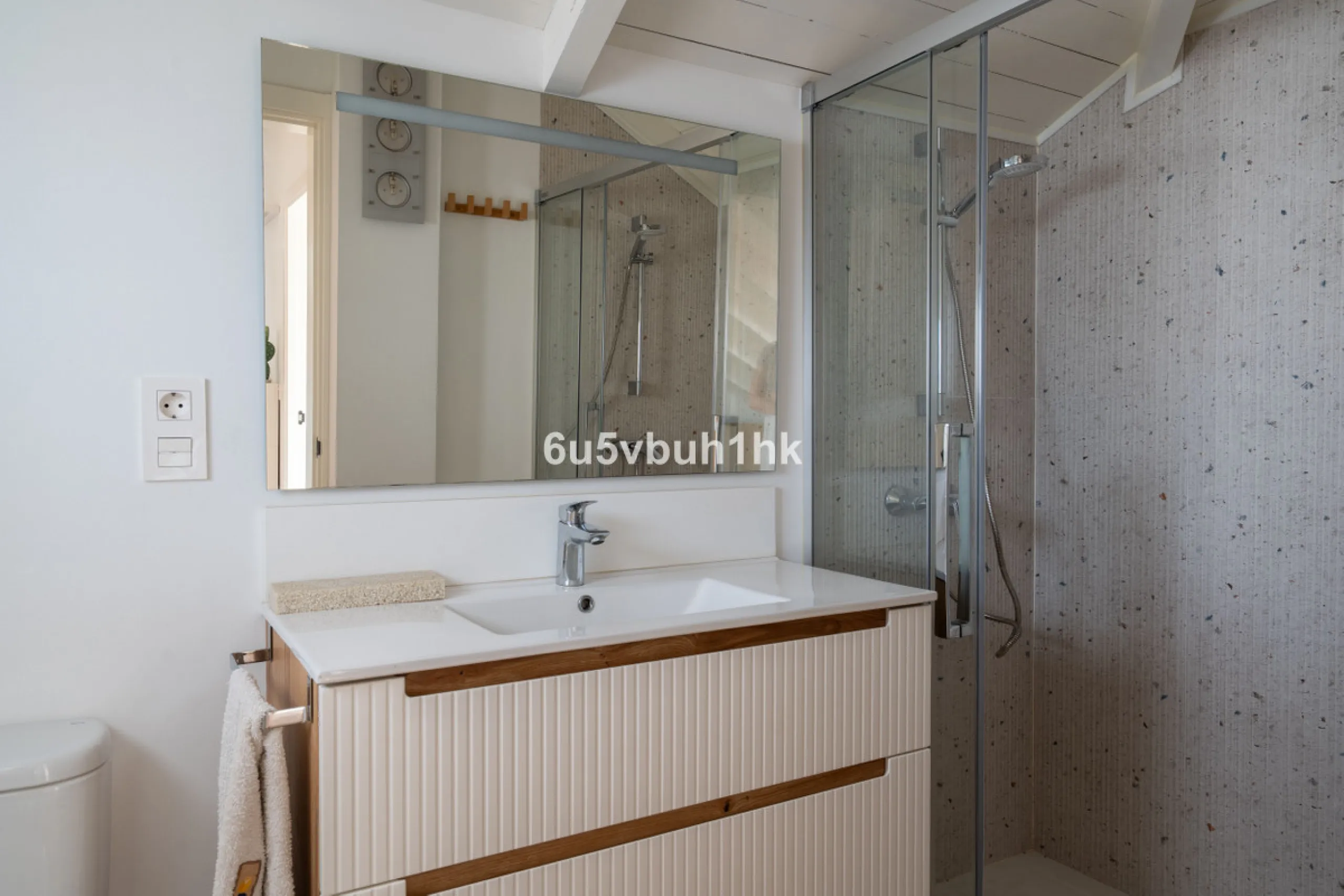 Discover a rare opportunity to own two beautifully designed homes combined on one generous plot in the heart of Vélez-Málaga — complete with private parking, a swimming pool, extensive entertainment areas, and a substantial commercial premise generating €