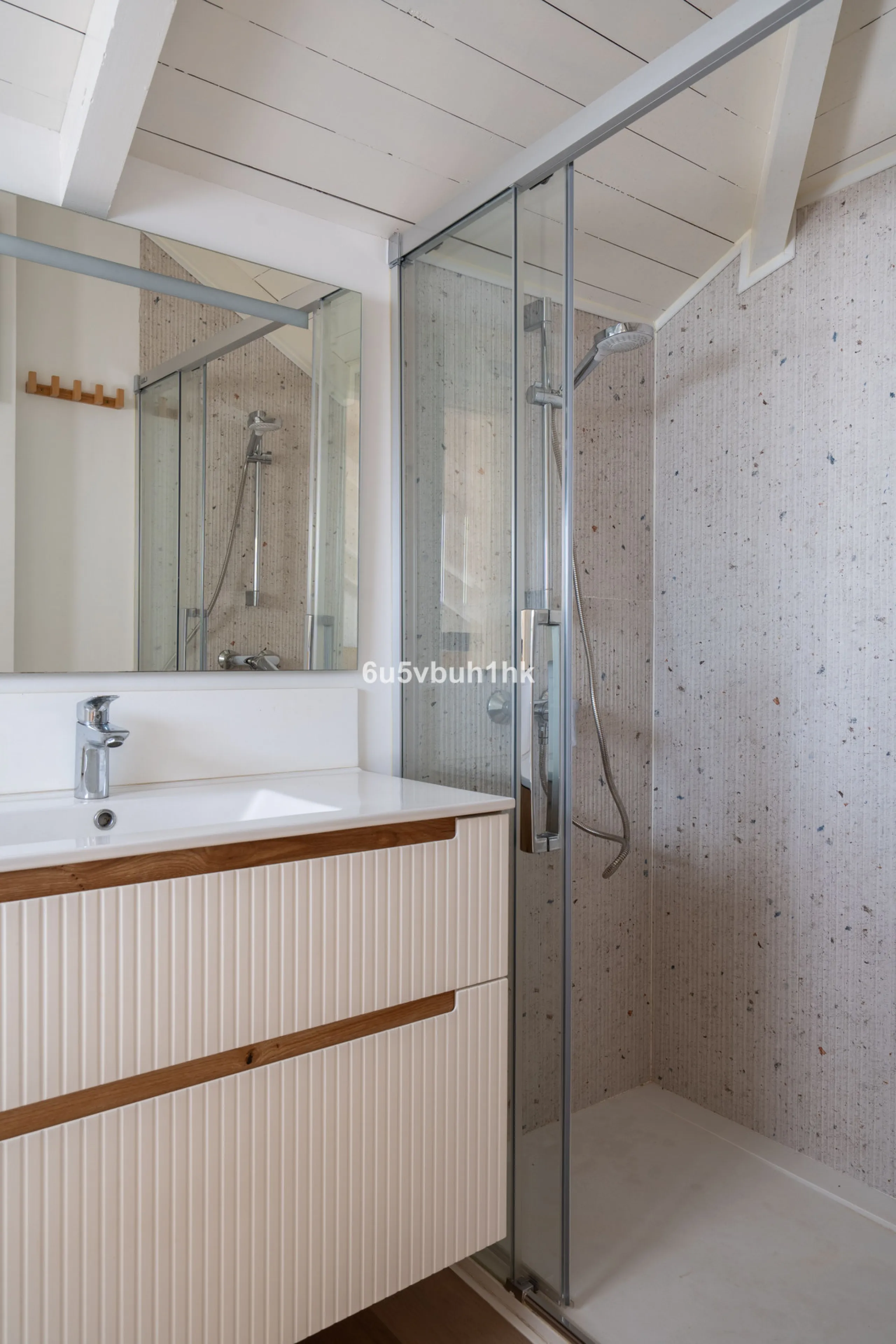 Discover a rare opportunity to own two beautifully designed homes combined on one generous plot in the heart of Vélez-Málaga — complete with private parking, a swimming pool, extensive entertainment areas, and a substantial commercial premise generating €