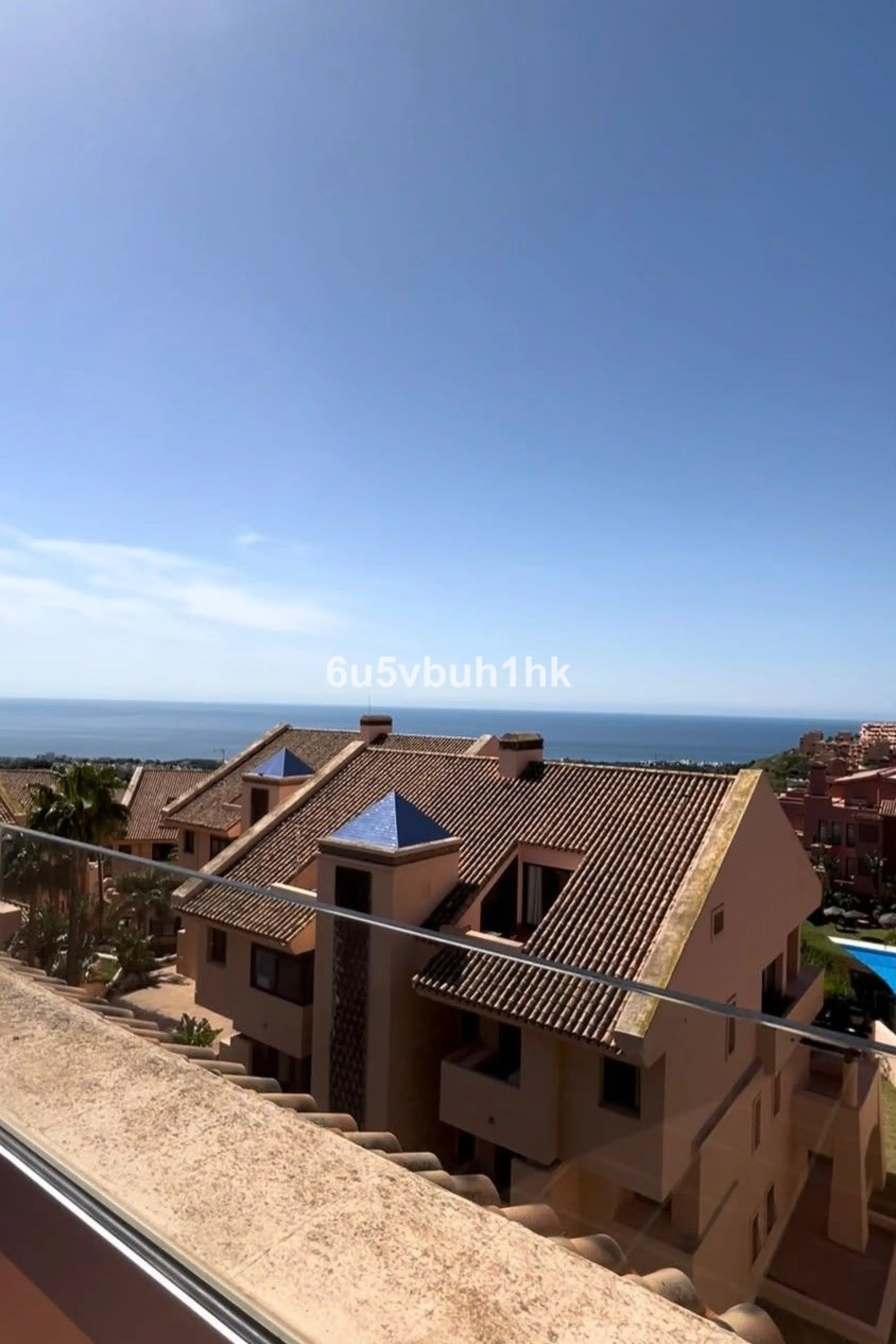 Discover this spectacular duplex penthouse located in the upper area of Calahonda, a quiet residential zone just 25 minutes from Málaga and 15 minutes from Marbella.