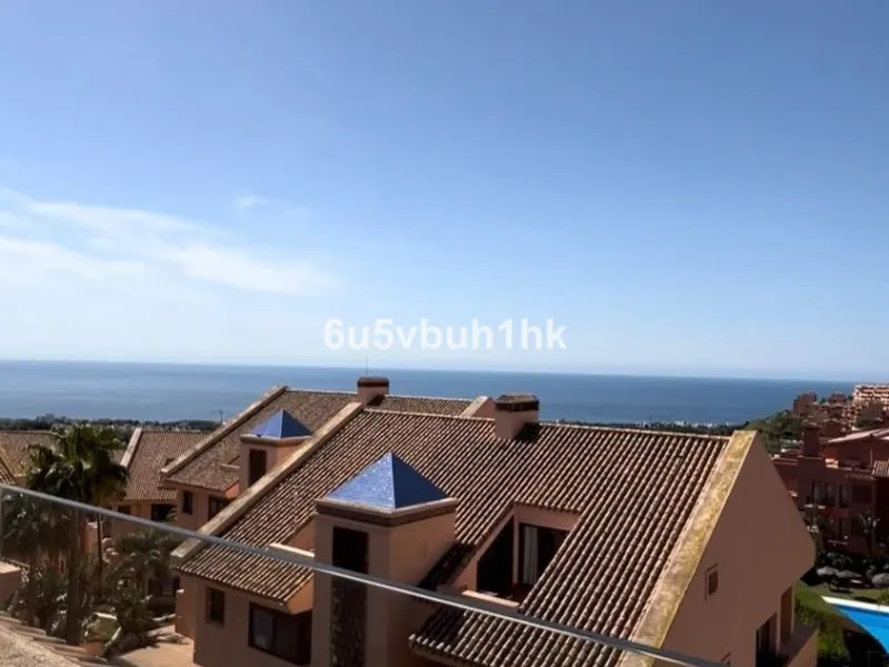 Discover this spectacular duplex penthouse located in the upper area of Calahonda, a quiet residential zone just 25 minutes from Málaga and 15 minutes from Marbella.