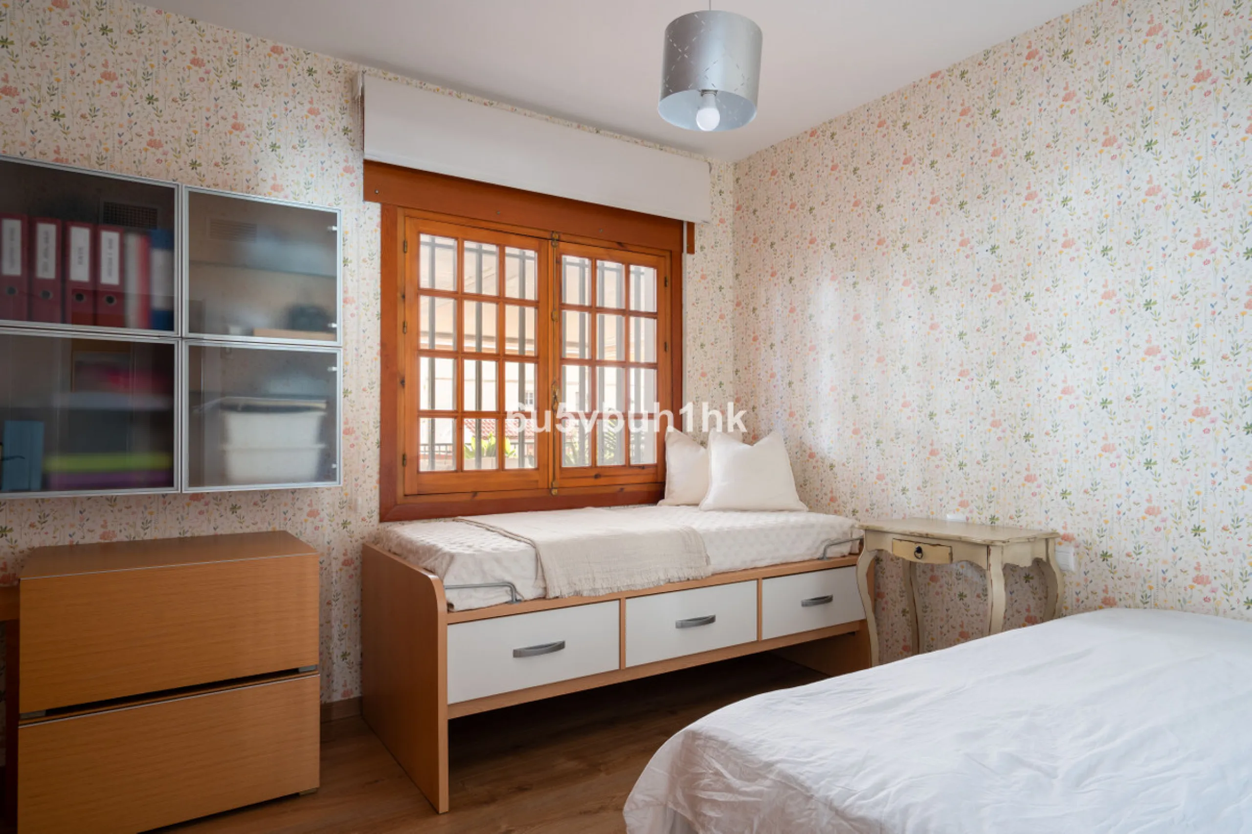 Discover a rare opportunity to own two beautifully designed homes combined on one generous plot in the heart of Vélez-Málaga — complete with private parking, a swimming pool, extensive entertainment areas, and a substantial commercial premise generating €