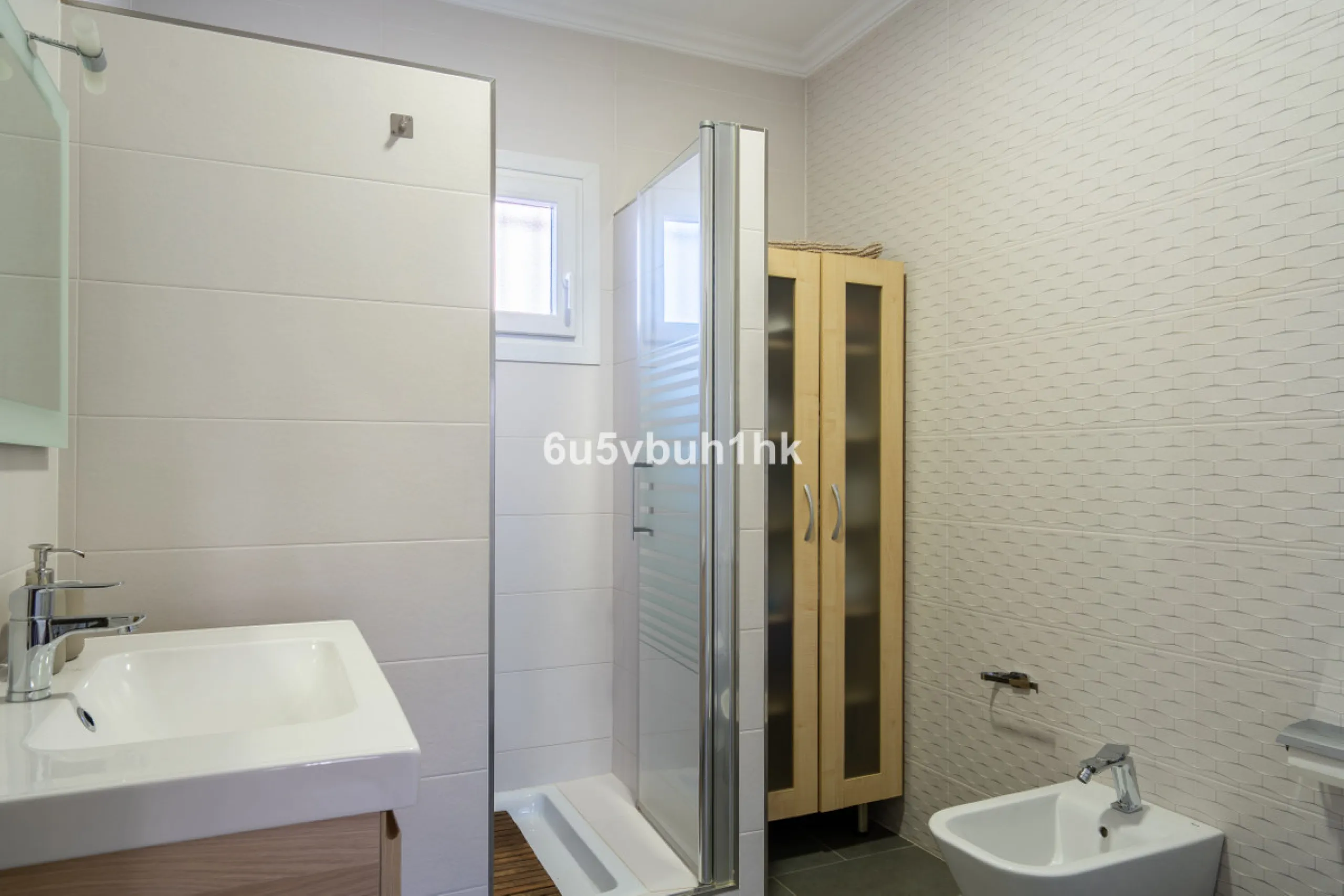 Discover a rare opportunity to own two beautifully designed homes combined on one generous plot in the heart of Vélez-Málaga — complete with private parking, a swimming pool, extensive entertainment areas, and a substantial commercial premise generating €