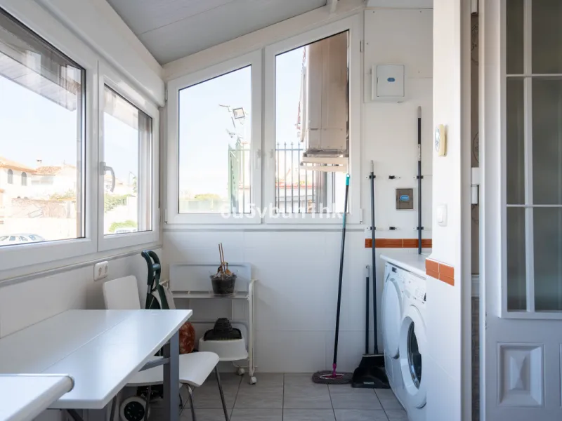 Discover a rare opportunity to own two beautifully designed homes combined on one generous plot in the heart of Vélez-Málaga — complete with private parking, a swimming pool, extensive entertainment areas, and a substantial commercial premise generating €