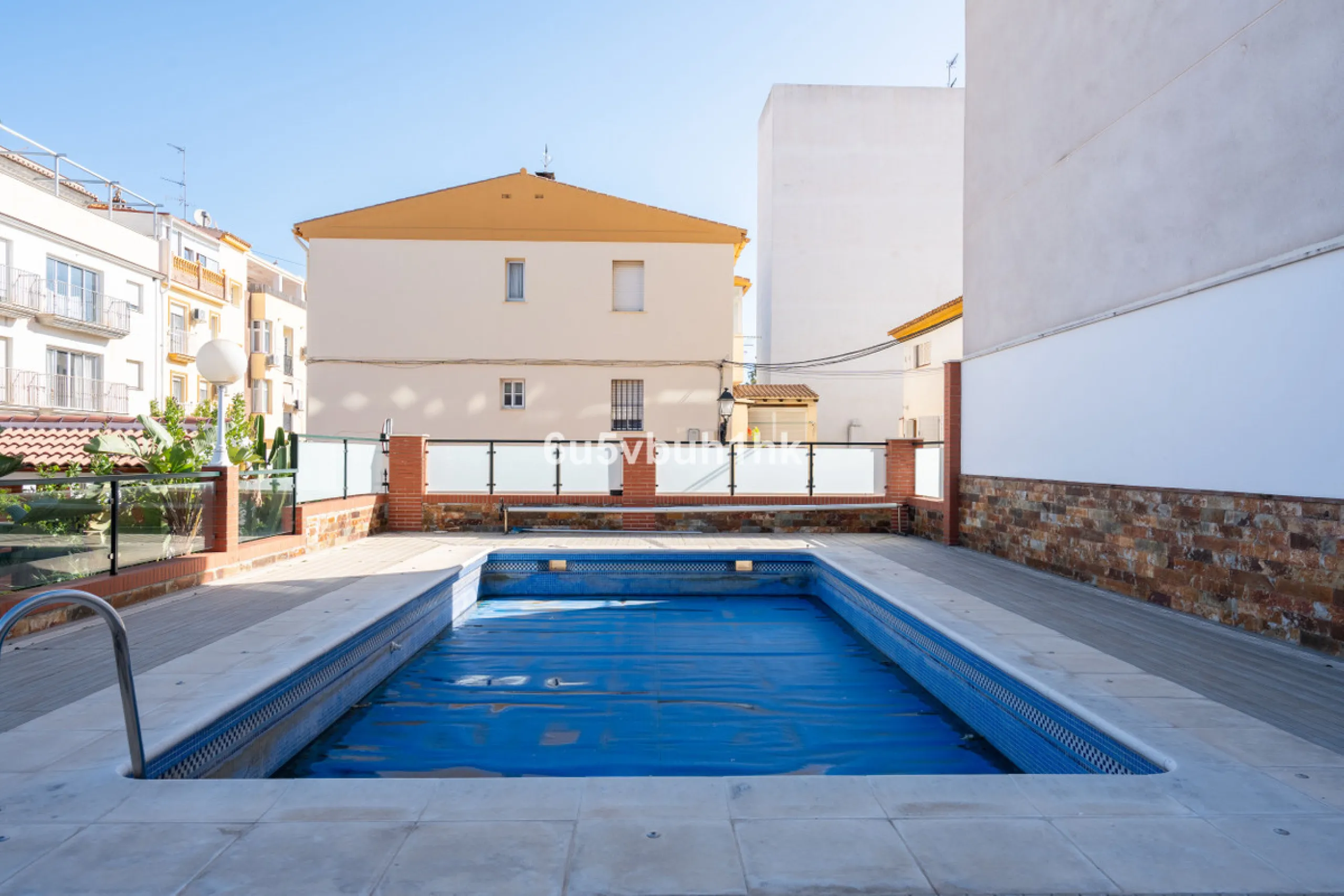Discover a rare opportunity to own two beautifully designed homes combined on one generous plot in the heart of Vélez-Málaga — complete with private parking, a swimming pool, extensive entertainment areas, and a substantial commercial premise generating €