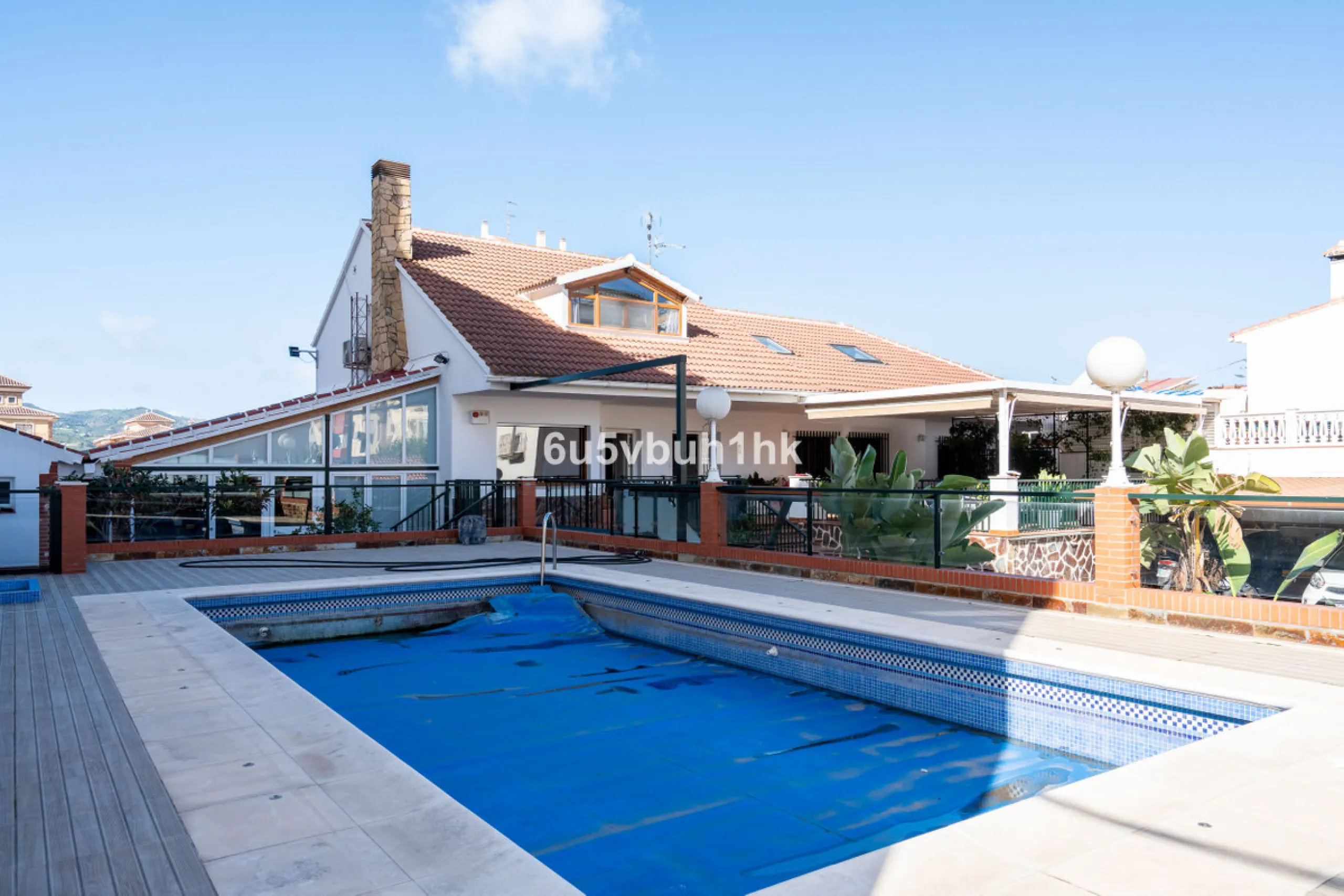 Discover a rare opportunity to own two beautifully designed homes combined on one generous plot in the heart of Vélez-Málaga — complete with private parking, a swimming pool, extensive entertainment areas, and a substantial commercial premise generating €