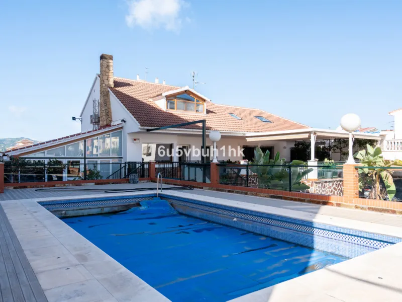 Discover a rare opportunity to own two beautifully designed homes combined on one generous plot in the heart of Vélez-Málaga — complete with private parking, a swimming pool, extensive entertainment areas, and a substantial commercial premise generating €