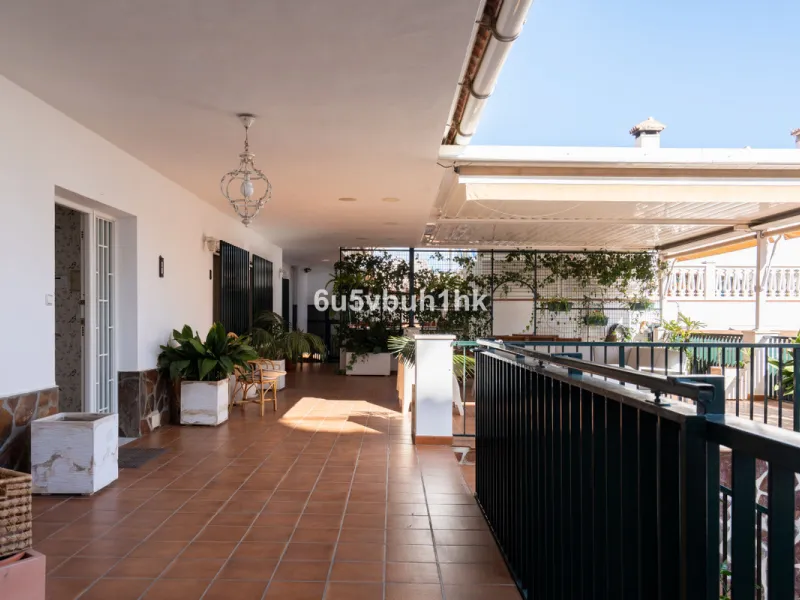 Discover a rare opportunity to own two beautifully designed homes combined on one generous plot in the heart of Vélez-Málaga — complete with private parking, a swimming pool, extensive entertainment areas, and a substantial commercial premise generating €