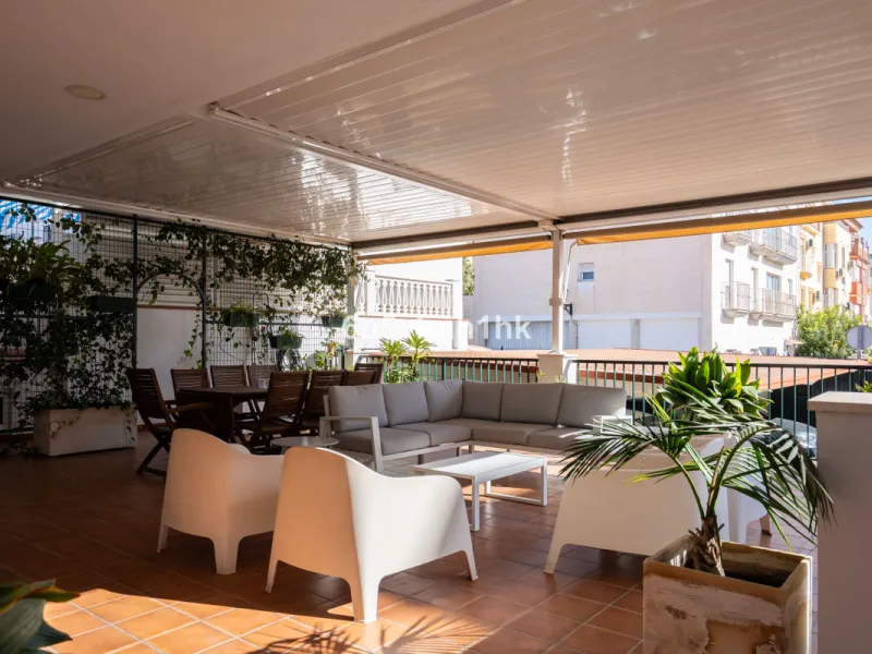 Discover a rare opportunity to own two beautifully designed homes combined on one generous plot in the heart of Vélez-Málaga — complete with private parking, a swimming pool, extensive entertainment areas, and a substantial commercial premise generating €