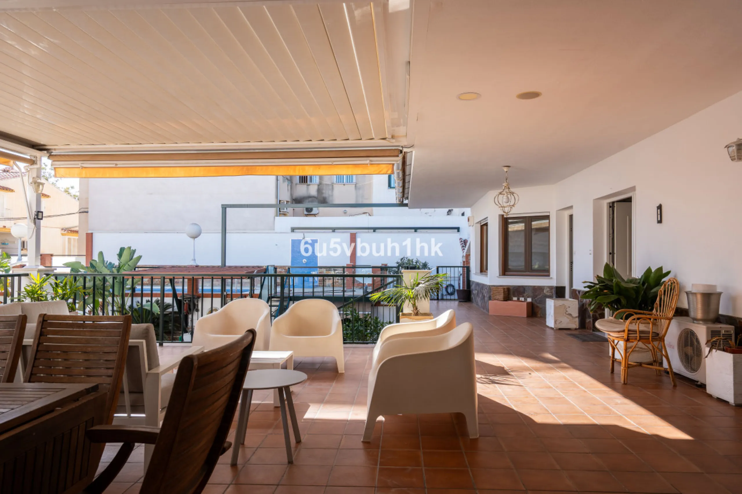 Discover a rare opportunity to own two beautifully designed homes combined on one generous plot in the heart of Vélez-Málaga — complete with private parking, a swimming pool, extensive entertainment areas, and a substantial commercial premise generating €