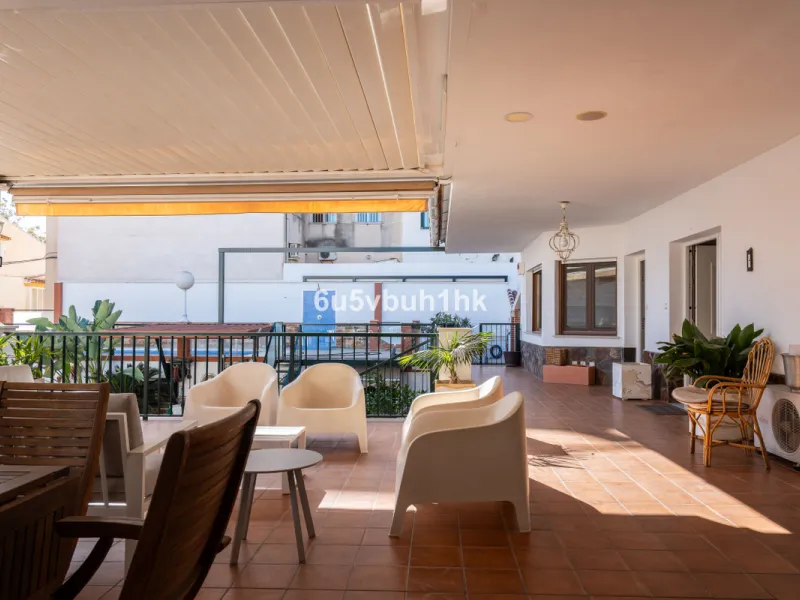 Discover a rare opportunity to own two beautifully designed homes combined on one generous plot in the heart of Vélez-Málaga — complete with private parking, a swimming pool, extensive entertainment areas, and a substantial commercial premise generating €