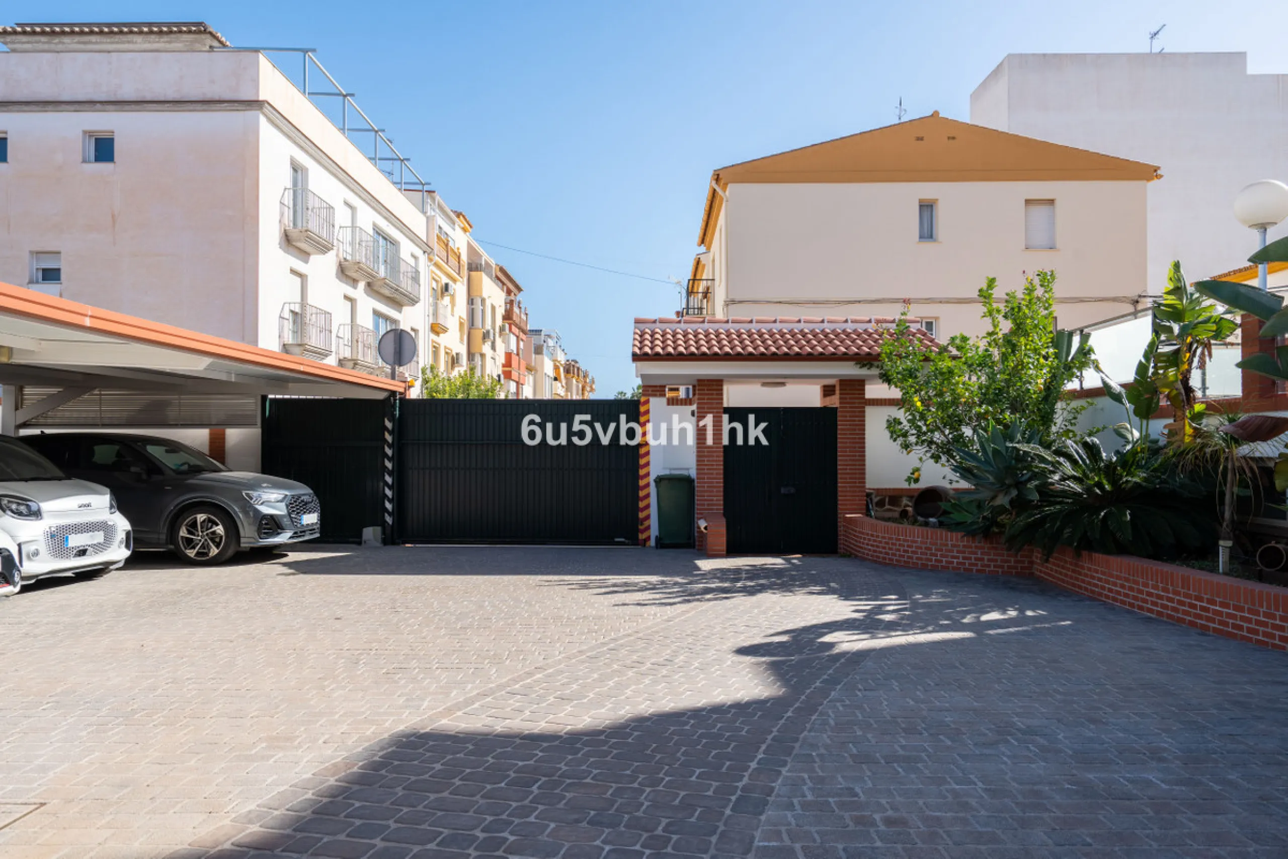 Discover a rare opportunity to own two beautifully designed homes combined on one generous plot in the heart of Vélez-Málaga — complete with private parking, a swimming pool, extensive entertainment areas, and a substantial commercial premise generating €