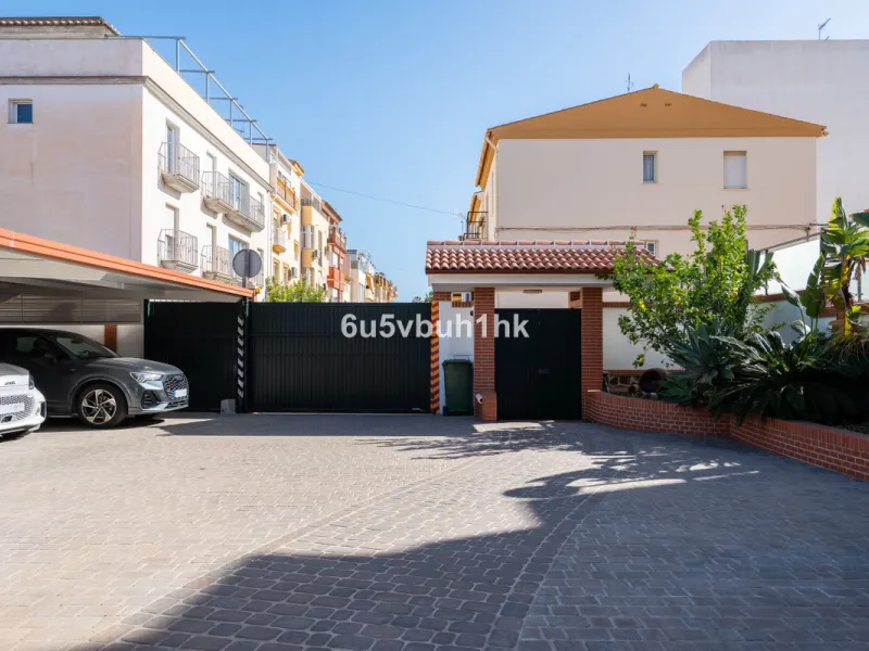 Discover a rare opportunity to own two beautifully designed homes combined on one generous plot in the heart of Vélez-Málaga — complete with private parking, a swimming pool, extensive entertainment areas, and a substantial commercial premise generating €