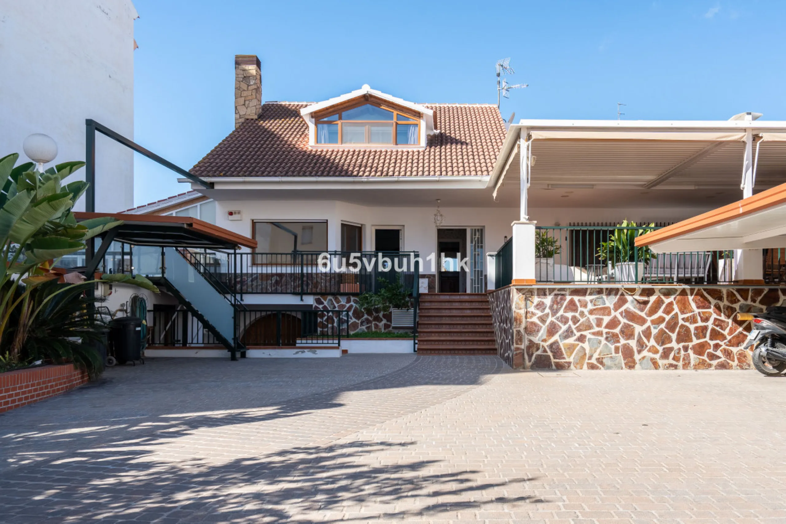 Discover a rare opportunity to own two beautifully designed homes combined on one generous plot in the heart of Vélez-Málaga — complete with private parking, a swimming pool, extensive entertainment areas, and a substantial commercial premise generating €
