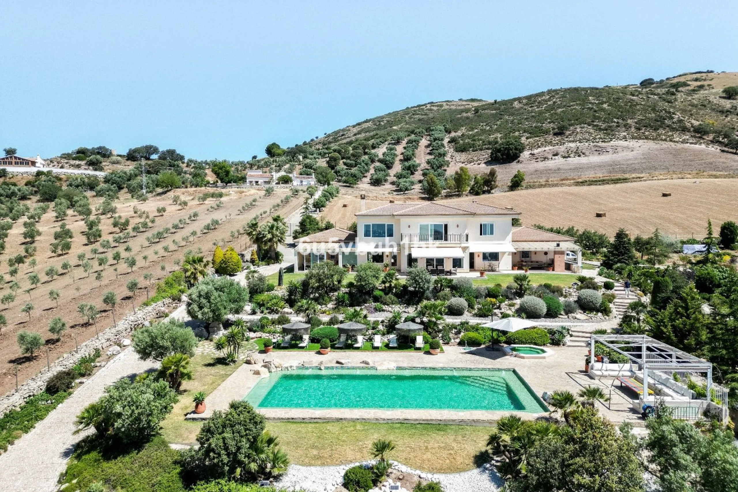 House - Detached Villa в продаже в Antequera, Málaga. В доме 5 спален и 5 ванных комнат. Площадь дома 643 м². Площадь участка 39428 м²