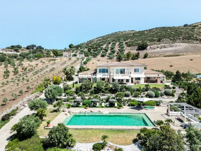 House - Detached Villa в продаже в Antequera, Málaga. В доме 5 спален и 5 ванных комнат. Площадь дома 643 м². Площадь участка 39428 м²