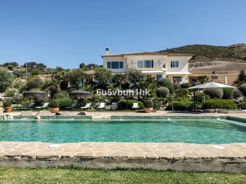 House - Detached Villa в продаже в Antequera, Málaga. В доме 5 спален и 5 ванных комнат. Площадь дома 643 м². Площадь участка 39428 м²