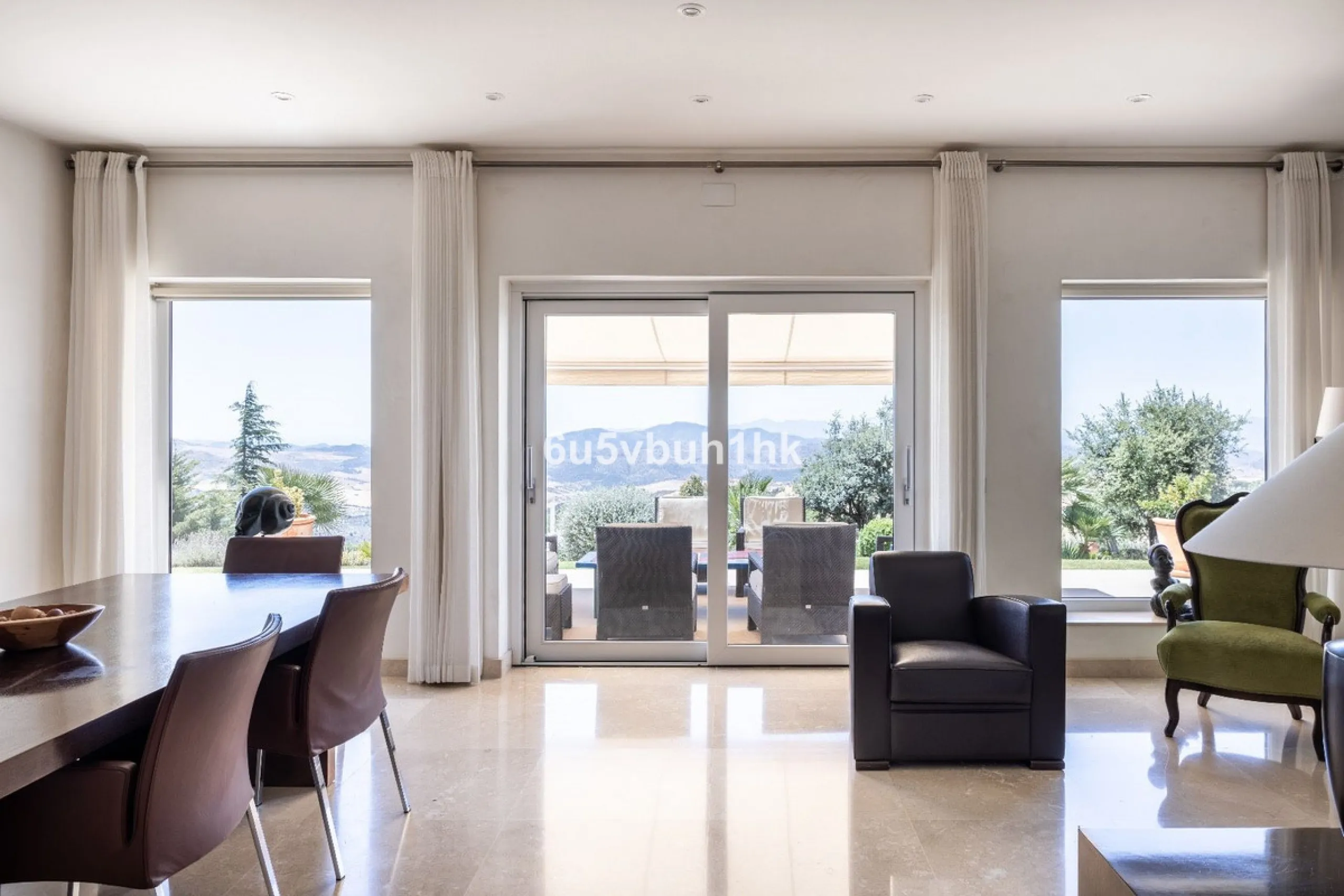 House - Detached Villa в продаже в Antequera, Málaga. В доме 5 спален и 5 ванных комнат. Площадь дома 643 м². Площадь участка 39428 м²