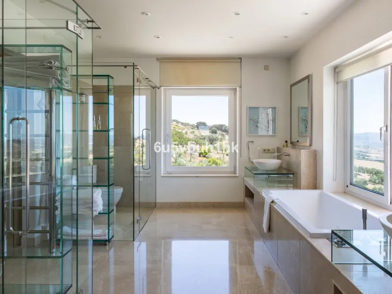 House - Detached Villa в продаже в Antequera, Málaga. В доме 5 спален и 5 ванных комнат. Площадь дома 643 м². Площадь участка 39428 м²