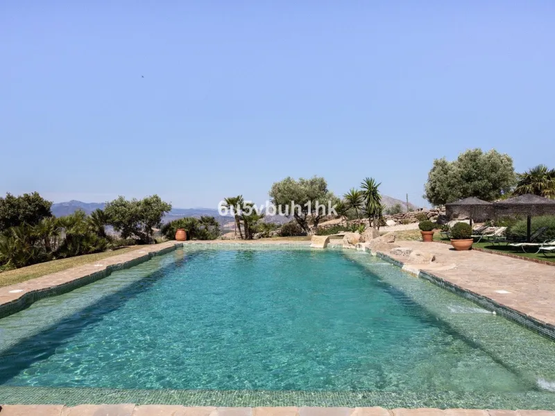 House - Detached Villa в продаже в Antequera, Málaga. В доме 5 спален и 5 ванных комнат. Площадь дома 643 м². Площадь участка 39428 м²