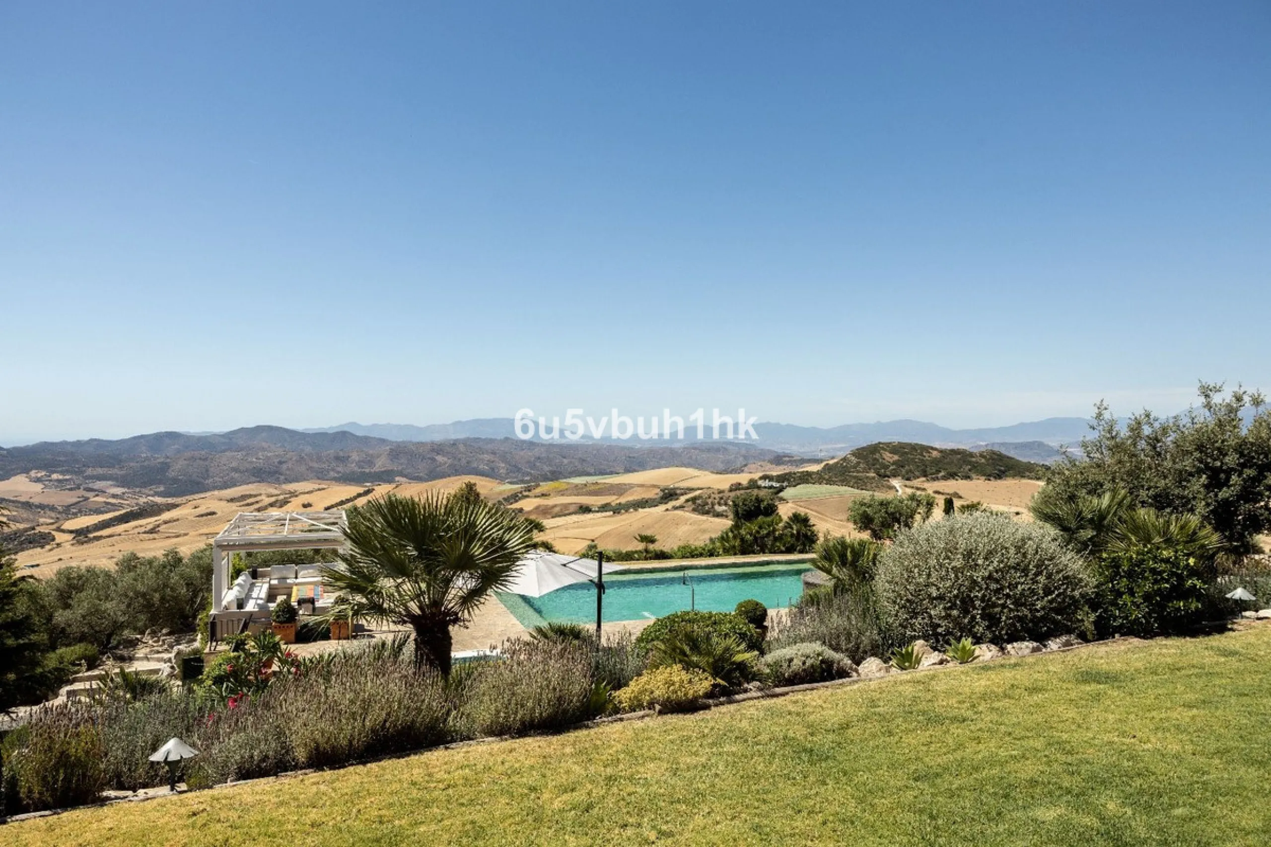 House - Detached Villa в продаже в Antequera, Málaga. В доме 5 спален и 5 ванных комнат. Площадь дома 643 м². Площадь участка 39428 м²