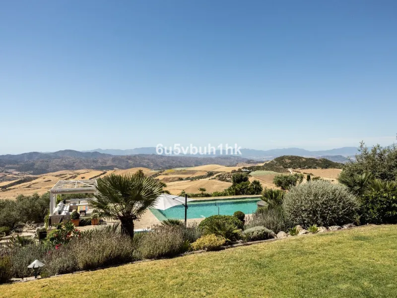 House - Detached Villa в продаже в Antequera, Málaga. В доме 5 спален и 5 ванных комнат. Площадь дома 643 м². Площадь участка 39428 м²