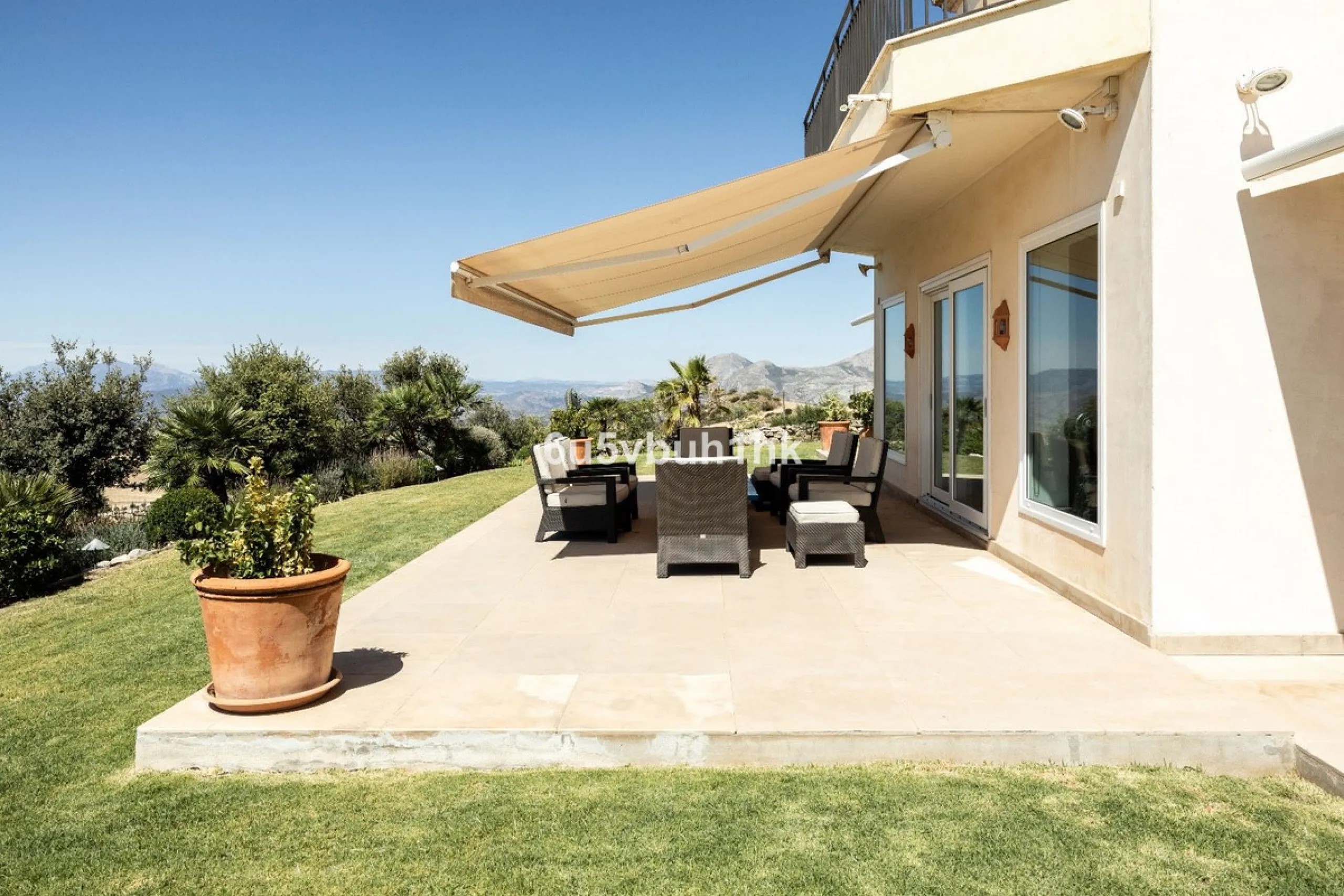 House - Detached Villa в продаже в Antequera, Málaga. В доме 5 спален и 5 ванных комнат. Площадь дома 643 м². Площадь участка 39428 м²