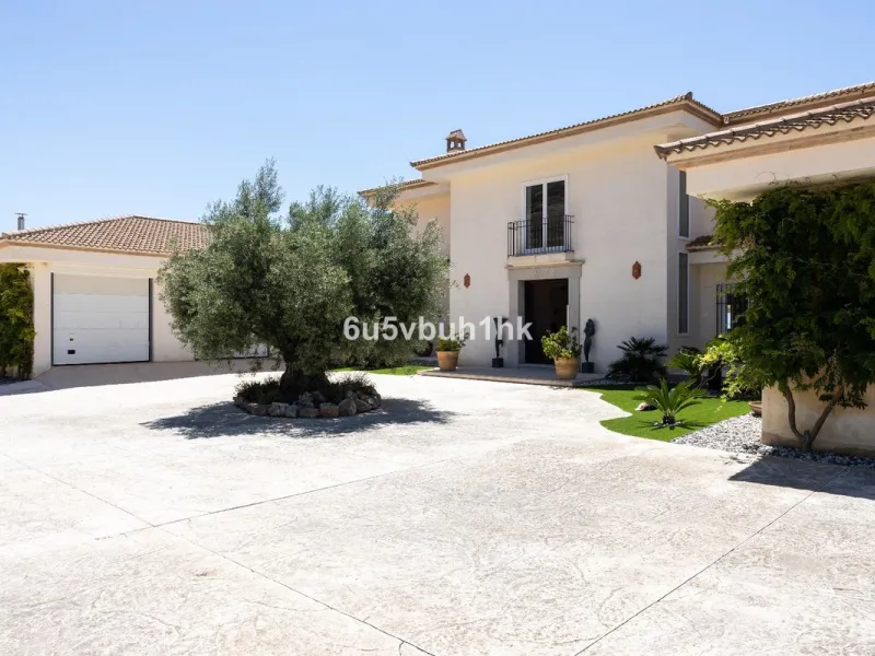 House - Detached Villa в продаже в Antequera, Málaga. В доме 5 спален и 5 ванных комнат. Площадь дома 643 м². Площадь участка 39428 м²