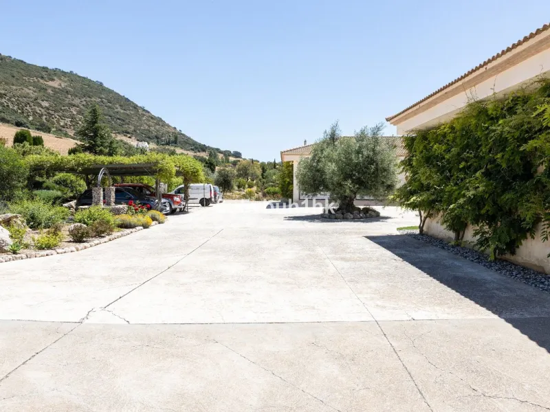 House - Detached Villa в продаже в Antequera, Málaga. В доме 5 спален и 5 ванных комнат. Площадь дома 643 м². Площадь участка 39428 м²