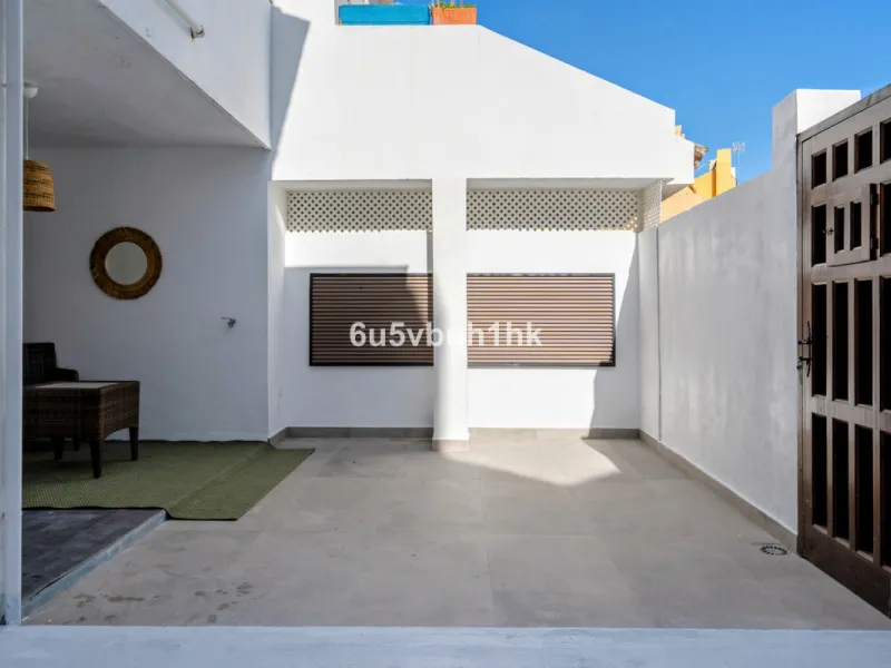 Semi-Detached Villa in a Gated Community with Swimming Pool in Nueva Andalucía