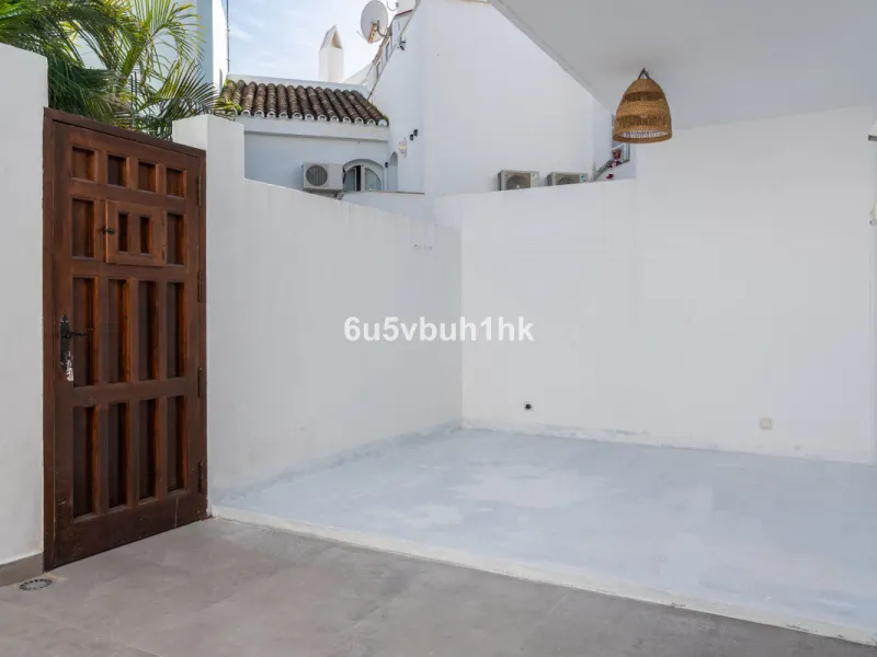 Semi-Detached Villa in a Gated Community with Swimming Pool in Nueva Andalucía