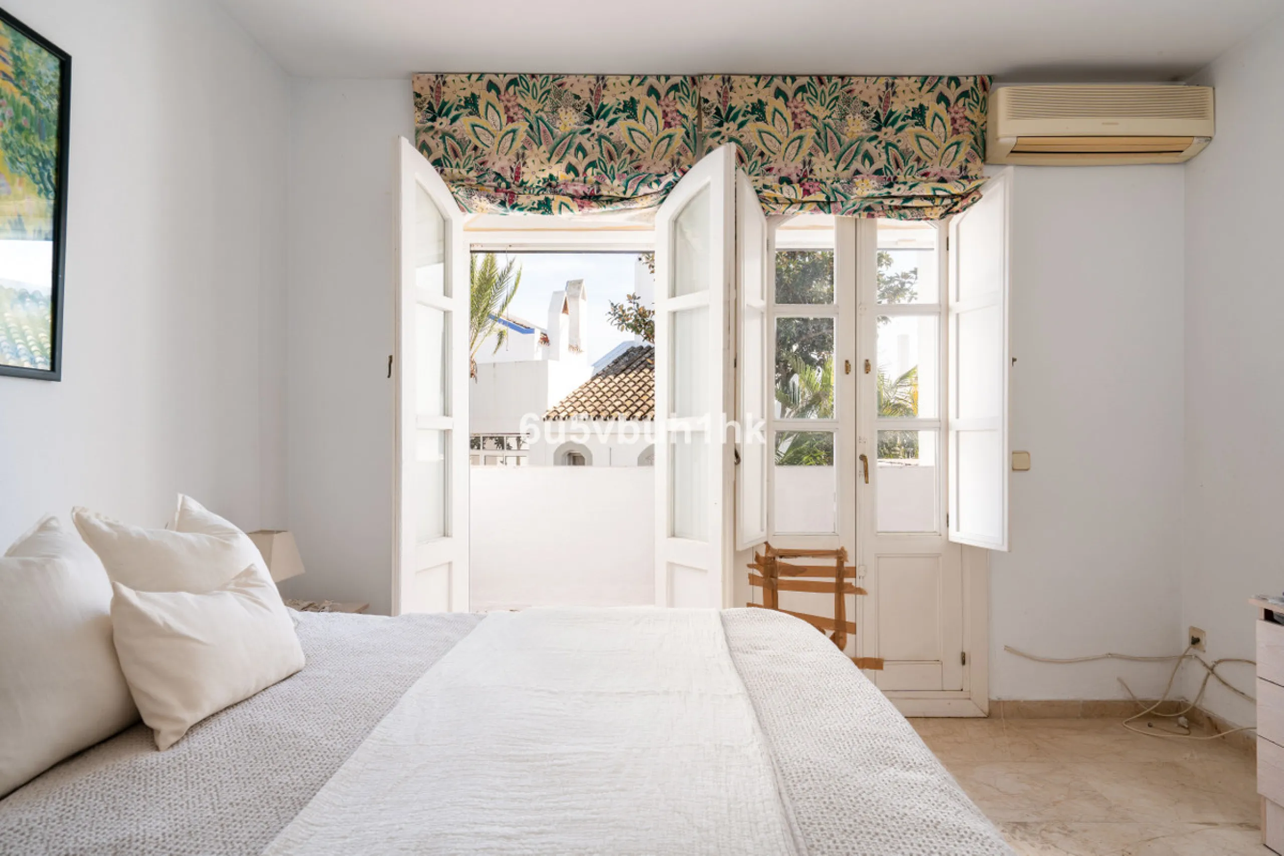 Semi-Detached Villa in a Gated Community with Swimming Pool in Nueva Andalucía