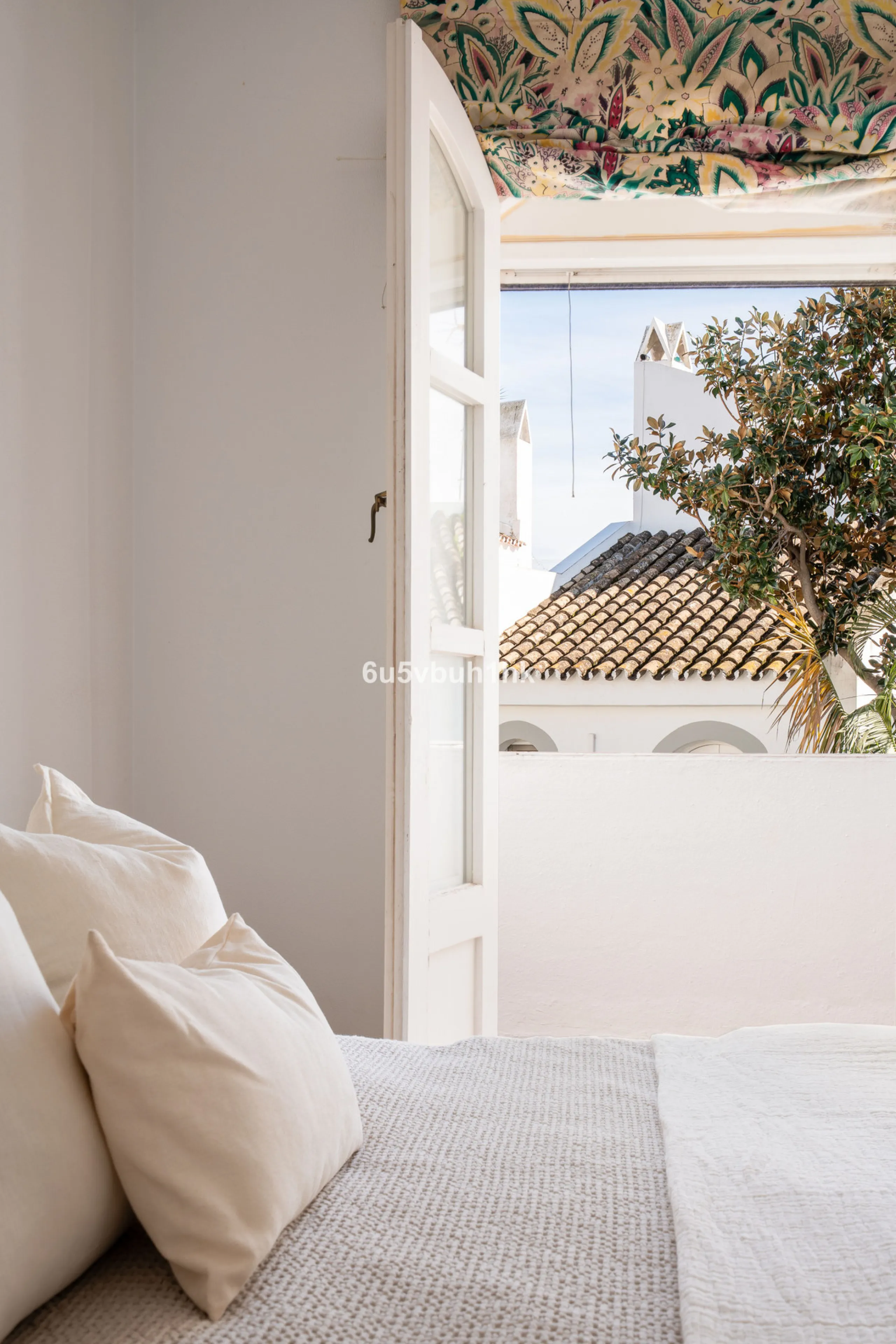Semi-Detached Villa in a Gated Community with Swimming Pool in Nueva Andalucía