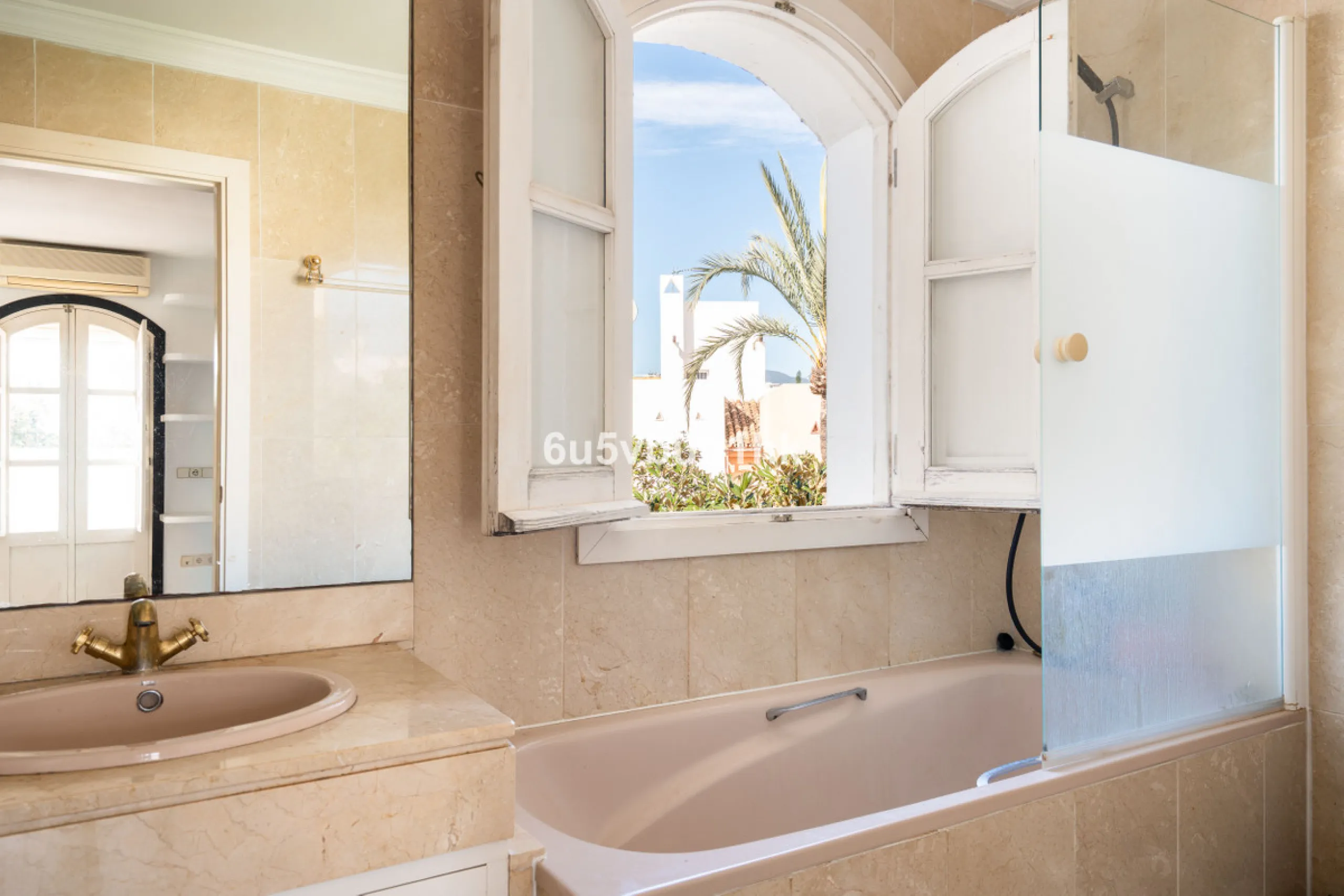 Semi-Detached Villa in a Gated Community with Swimming Pool in Nueva Andalucía