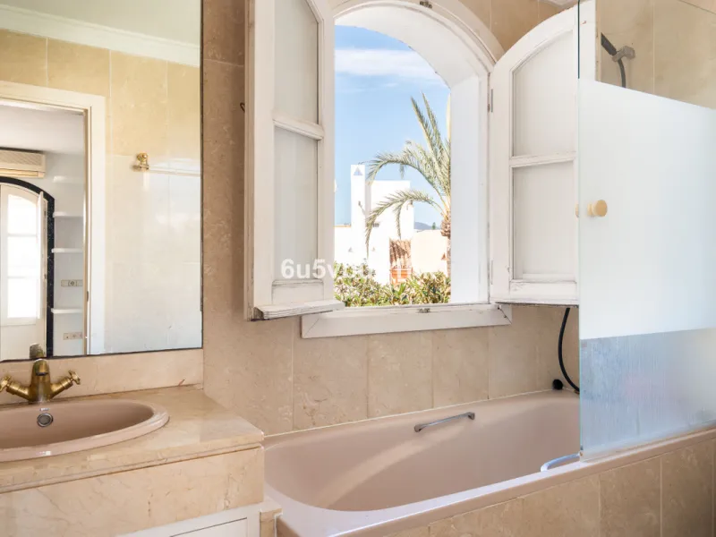 Semi-Detached Villa in a Gated Community with Swimming Pool in Nueva Andalucía