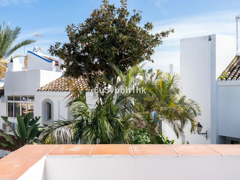 Semi-Detached Villa in a Gated Community with Swimming Pool in Nueva Andalucía