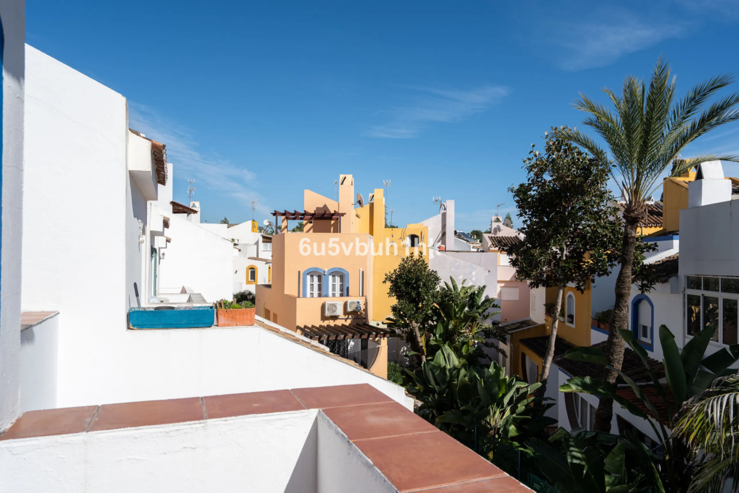 Semi-Detached Villa in a Gated Community with Swimming Pool in Nueva Andalucía