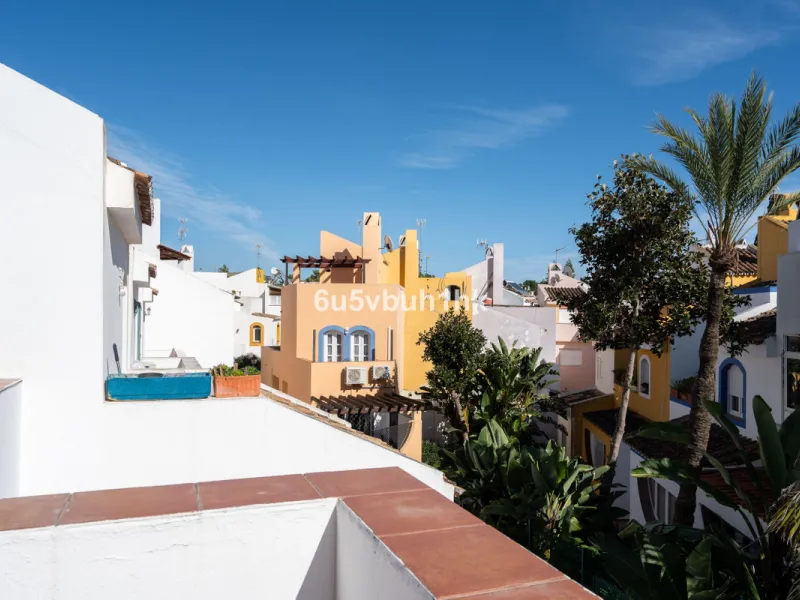 Semi-Detached Villa in a Gated Community with Swimming Pool in Nueva Andalucía