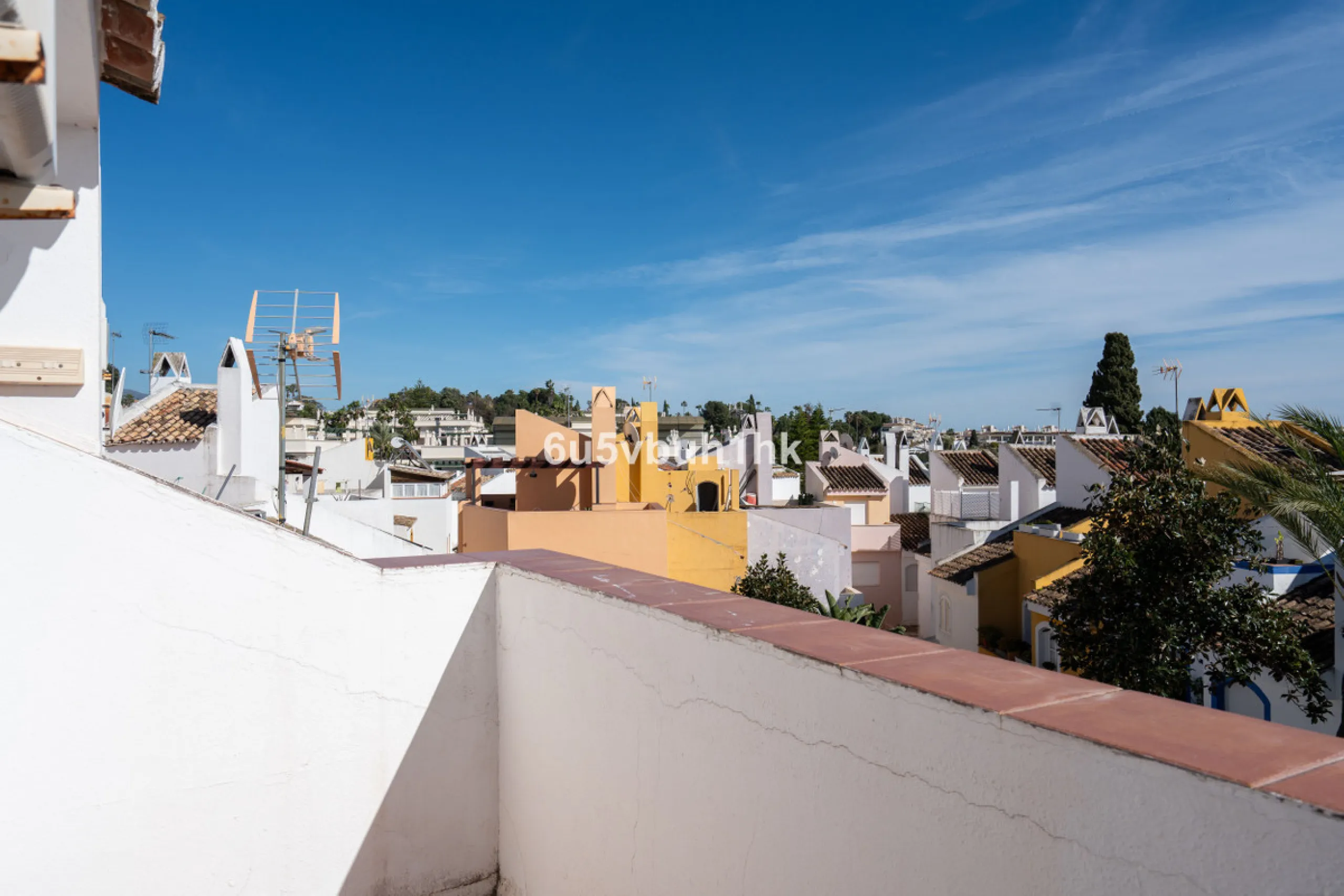 Semi-Detached Villa in a Gated Community with Swimming Pool in Nueva Andalucía