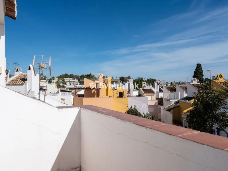 Semi-Detached Villa in a Gated Community with Swimming Pool in Nueva Andalucía