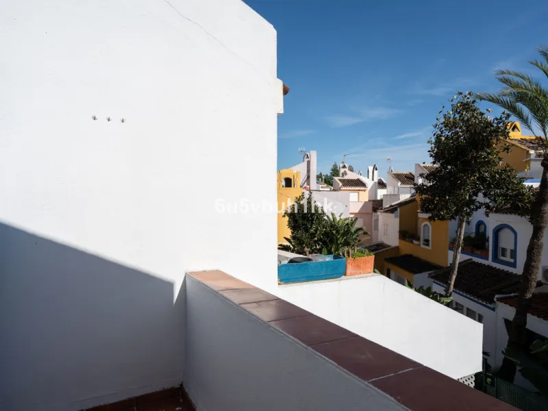Semi-Detached Villa in a Gated Community with Swimming Pool in Nueva Andalucía