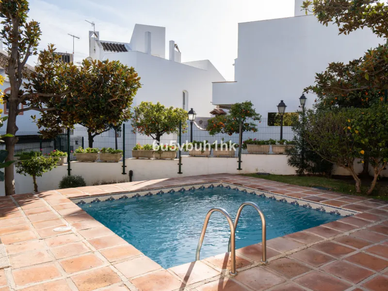 Semi-Detached Villa in a Gated Community with Swimming Pool in Nueva Andalucía
