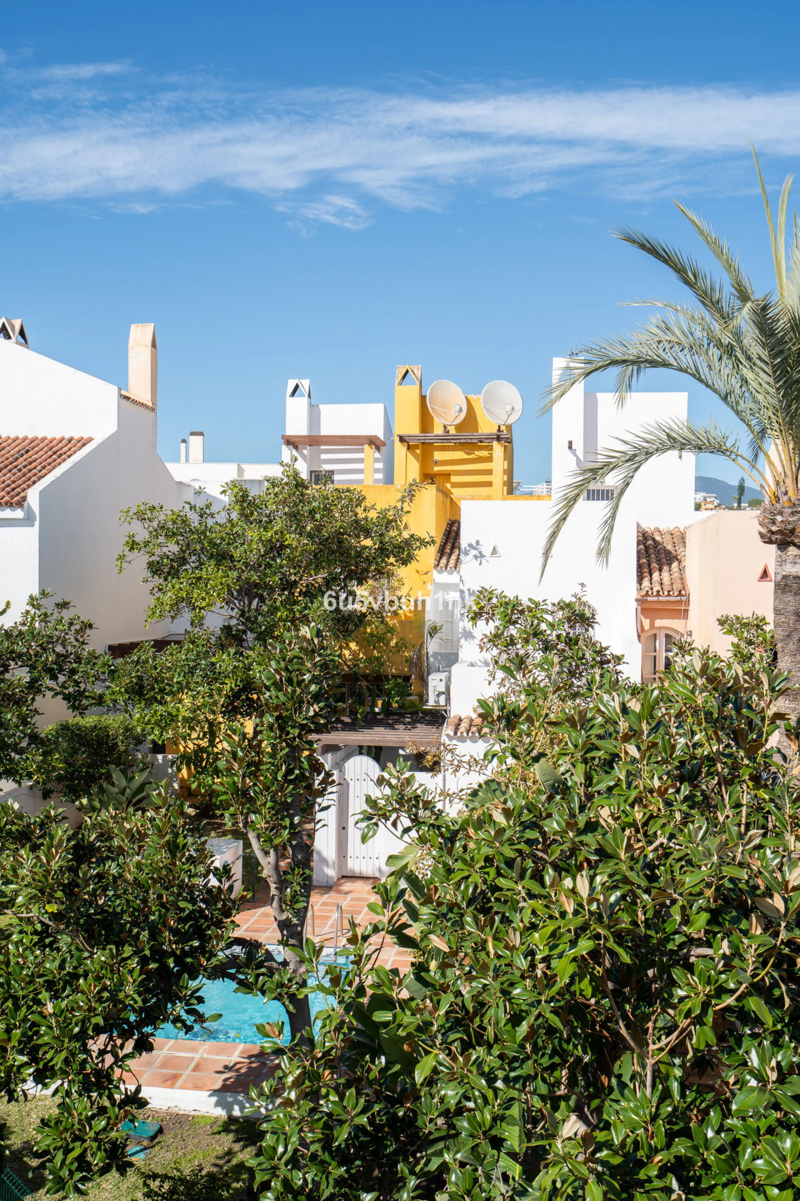 Semi-Detached Villa in a Gated Community with Swimming Pool in Nueva Andalucía